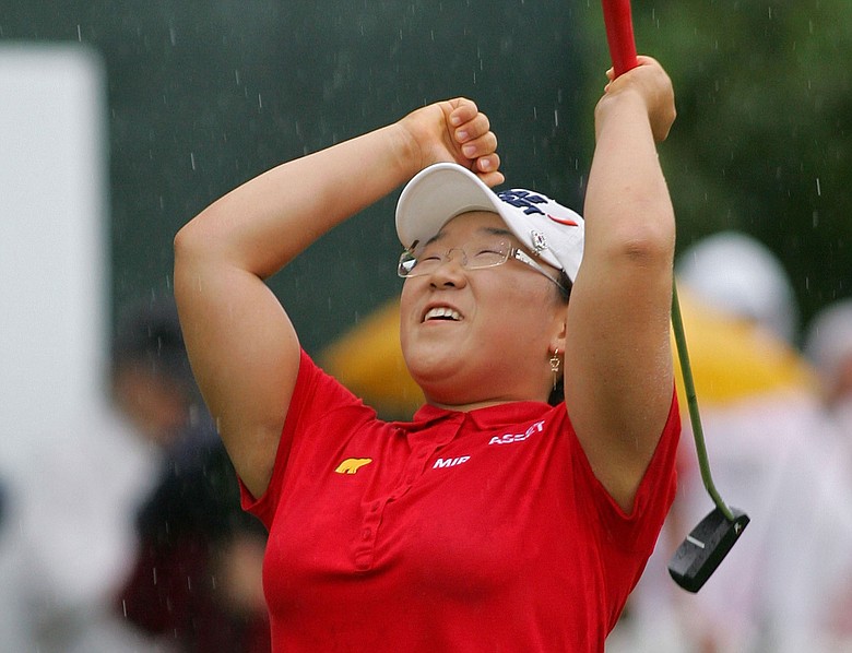 Jiyai Shin celebrates on the 18th green after winning the Wegmans LPGA.