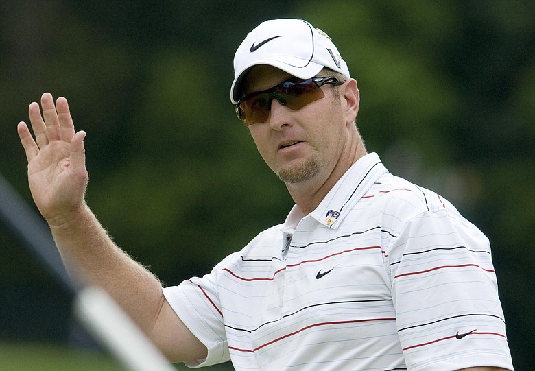 David Duval waves to the crowd after his birdie putt on the 16th green at Bethpage Black.