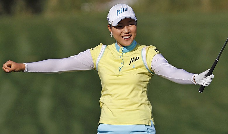 Hee Kyung Seo sinks a birdie putt on the 14th hole during the final round of the Kia Classic.