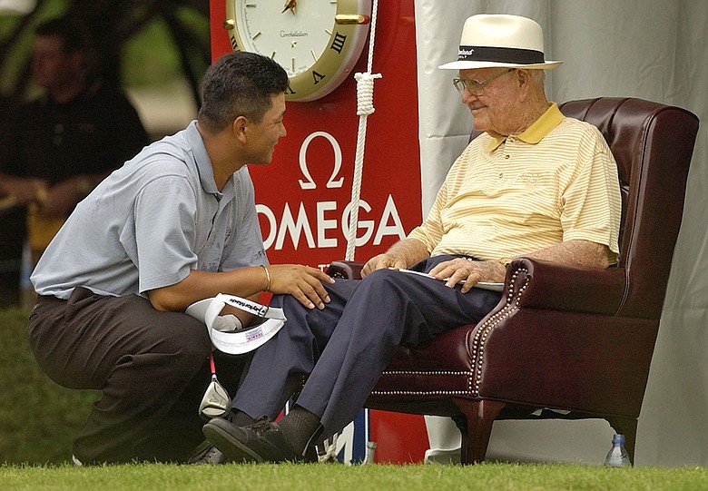 K.J. Choi chats with Byron Nelson in 2003.