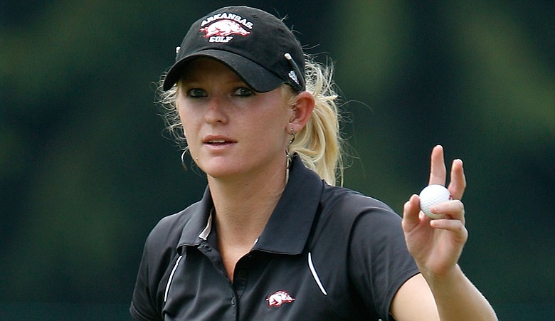 Amateur Kelli Shean waves to the gallery on the 18th green after shooting 1-under 70 in Round 1 of the U.S. Women's Open.