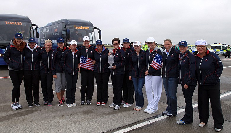 Rosie Jones, the USA team captain, holds the Solheim Cup with her team as they arrived at Dublin Airport for the 2011 Solheim Cup.