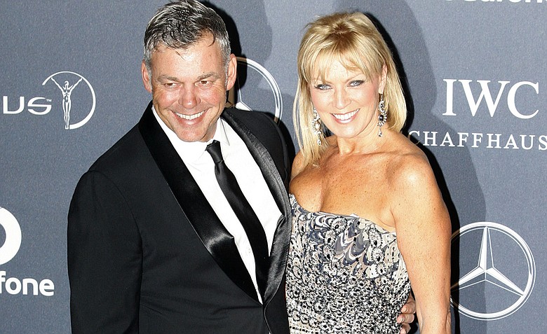 British Open champion Darren Clarke has married his fiancee Alison Campbell in a small beach wedding in the Bahamas.