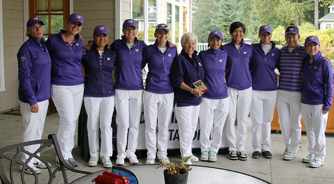 The Washington women's golf team with Edean Ihlanfeldt (middle) after winning its home invitational.