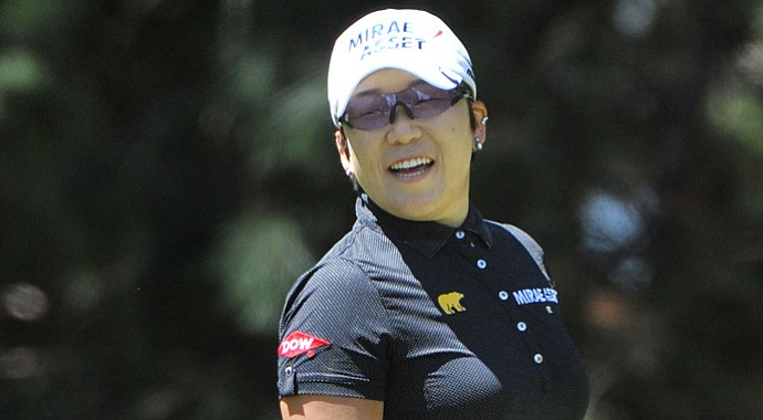 Jiyai Shin fired a 1-under 72 to win the Australian Open by two shots over Yani Tseng.