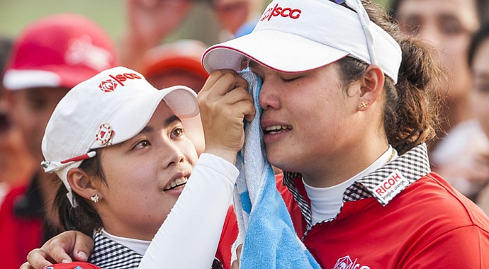 Thailand's Ariya Jutanugarn (right) is consoled by her sister Moriya after losing the title with a triple-bogey on No. 18.