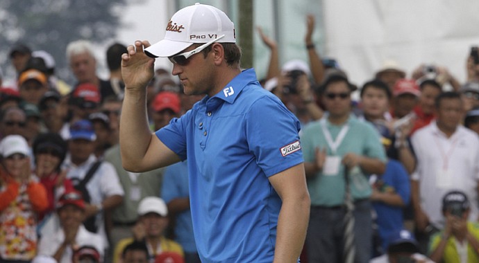 Bernd Wiesberger touches the tip of his hat to acknowledge the crowd upon winning the Indonesian Masters.