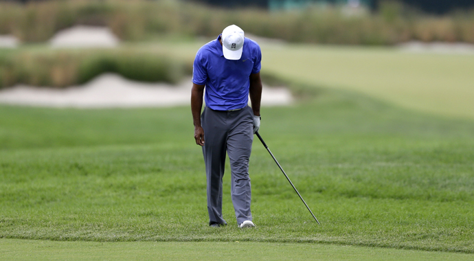 Tiger Woods missed fairways and struggled direly with the speed of Merion’s suddenly wet and slowed-down greens in the early going of the U.S. Open.