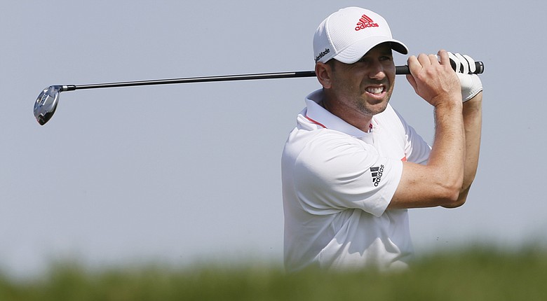 Sergio Garcia made the cut at the Abu Dhabi HSBC Golf Championship after a 4-under 68 on Friday.