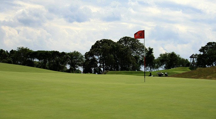 The par-3 fourth hole at National Golf Links, known as Redan for its dominant architectural feature.