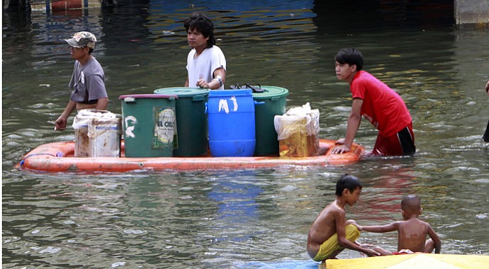 The Manila Masters golf tournament will play on in the Philippines, despite nearby destruction from a typhoon, in an effort to raise funds to aid storm victims.