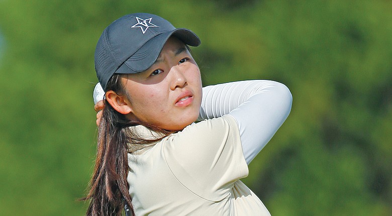 Helped by Simin Feng's first-round 68, Vanderbilt took an early lead at the NCAA Women's East Regional.