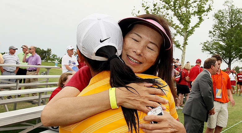 Doris Chen's mom, Yuh-Guey Lin, gives her daughter a hug after she won individual honors at the 2014 NCAA Division I Women's Championships at Tulsa (Okla.) Country Club.
