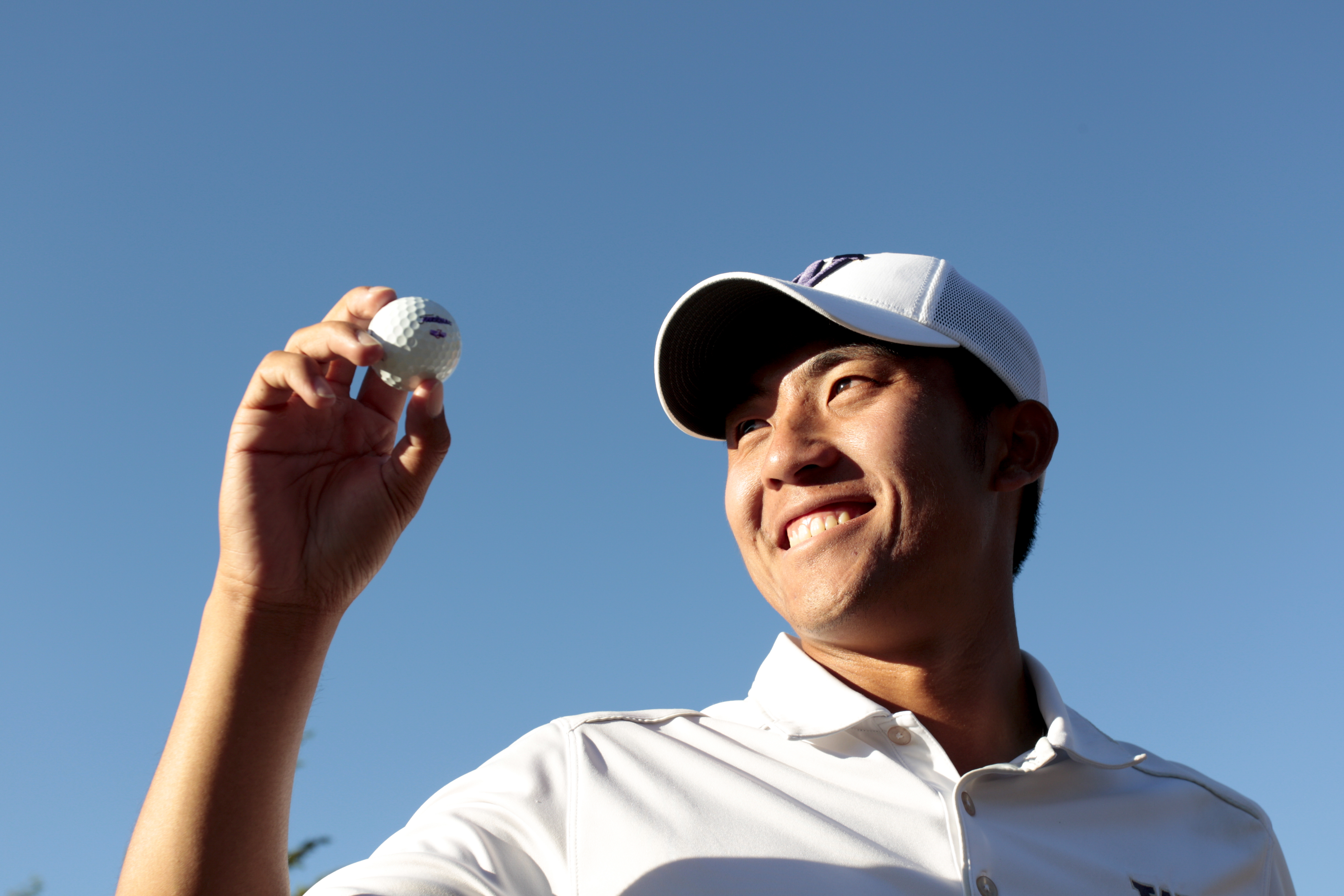 Cheng-Tsung Pan holds up his ball after realizing he was the medalist during 2015 U.S. Open Sectional Qualifying at Tumble Creek Club in Cle Elum, Wash.