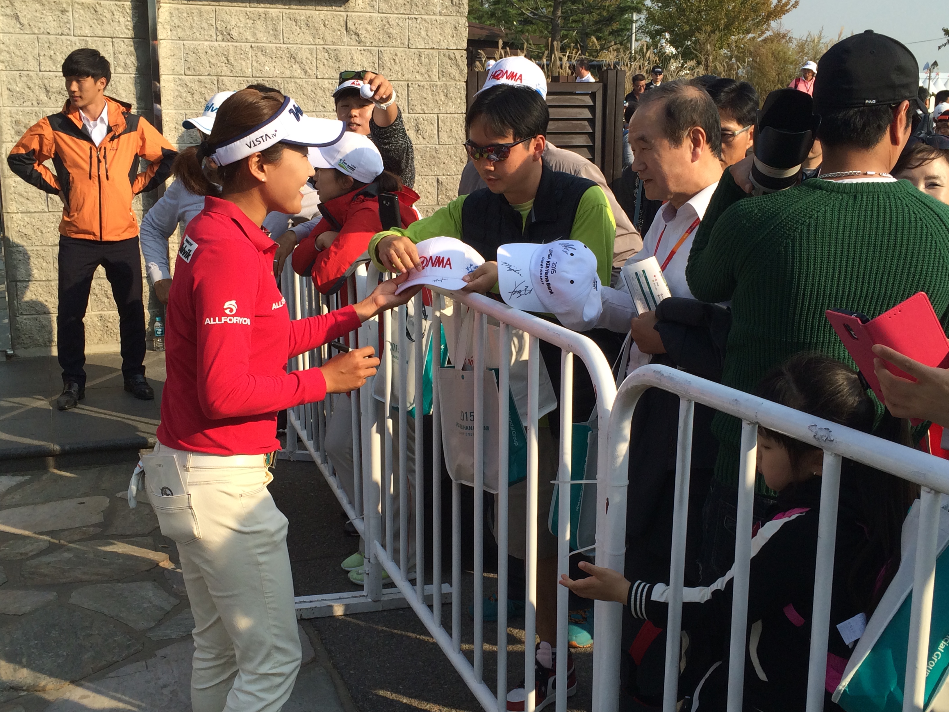 Ilhee Lee signs autographs at the 2015 LPGA KEB Hana Bank Championship